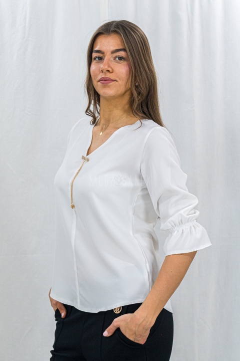 Koszula w kolorze białym z rekawem 3/4 ze zdobieniem na dekoldzie -Moda Sanok