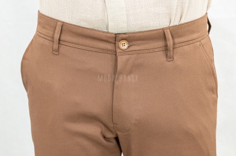 Eleganckie spodnie męskie w kolorze brązowym KUDI - MODA SANOK