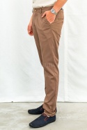 Eleganckie spodnie męskie w kolorze brązowym KUDI - MODA SANOK
