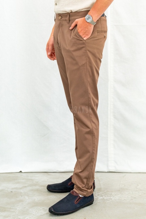 Eleganckie spodnie męskie w kolorze brązowym KUDI - MODA SANOK