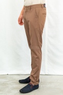 Eleganckie spodnie męskie w kolorze brązowym KUDI - MODA SANOK