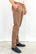 Eleganckie spodnie męskie w kolorze brązowym KUDI - MODA SANOK