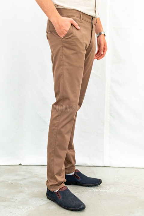 Eleganckie spodnie męskie w kolorze brązowym KUDI - MODA SANOK