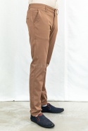 Eleganckie spodnie męskie w kolorze brązowym KUDI - MODA SANOK