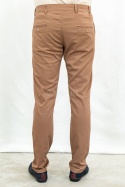 Eleganckie spodnie męskie w kolorze brązowym KUDI - MODA SANOK