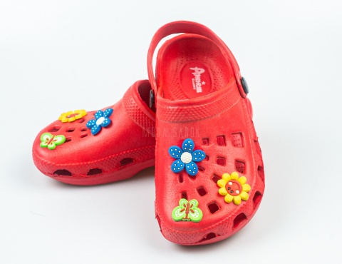 Czerwone kroksy ze zdobieniami AMERICAN CLUB - MODA SANOK