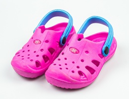 Różowe dziecięce kroksy z niebieskim paskiem AXIM - MODA SANOK