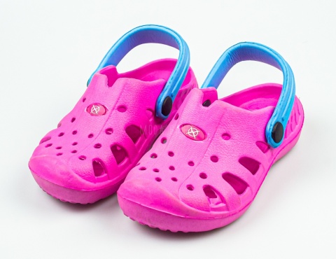 Różowe dziecięce kroksy z niebieskim paskiem AXIM - MODA SANOK