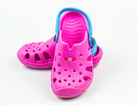 Różowe dziecięce kroksy z niebieskim paskiem AXIM - MODA SANOK