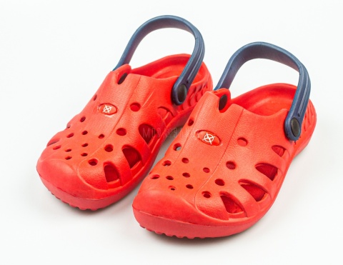 Czerwone dziecięce kroksy z granatowym paskiem AXIM - MODA SANOK