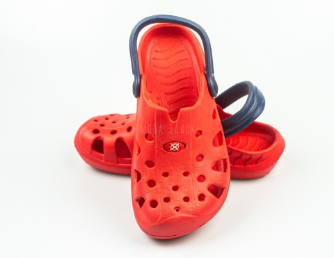 Czerwone dziecięce kroksy z granatowym paskiem AXIM - MODA SANOK