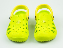 Zielone dziecięce kroksy z żółtym paskiem AXIM - MODA SANOK