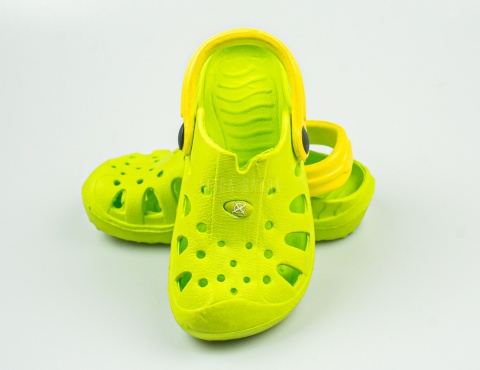 Zielone dziecięce kroksy z żółtym paskiem AXIM - MODA SANOK