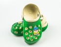 Zielono-beżowe dziecięce kroksy z zabawną ozdobą NYMI - MODA SANOK