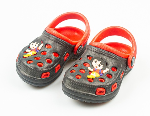 Czarno-czerwone dziecięce kroksy z zabawną ozdobą NYMI - MODA SANOK