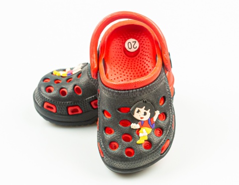 Czarno-czerwone dziecięce kroksy z zabawną ozdobą NYMI - MODA SANOK