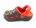 Czarno-czerwone dziecięce kroksy z zabawną ozdobą NYMI - MODA SANOK