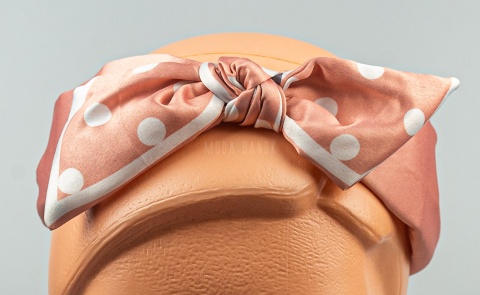 Jasnoróżowa opaska do włosów z kokardą i białymi grochami - MODA SANOK