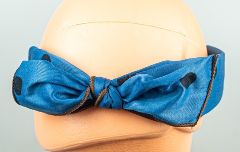 Ciemnoniebieska opaska do włosów z kokardą i czarnymi grochami - MODA SANOK