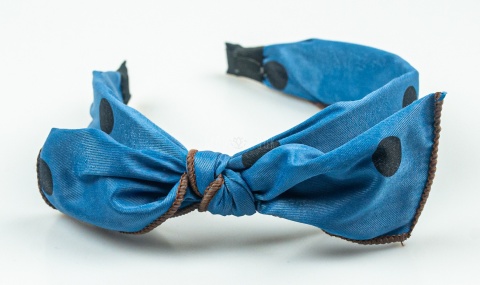 Ciemnoniebieska opaska do włosów z kokardą i czarnymi grochami - MODA SANOK