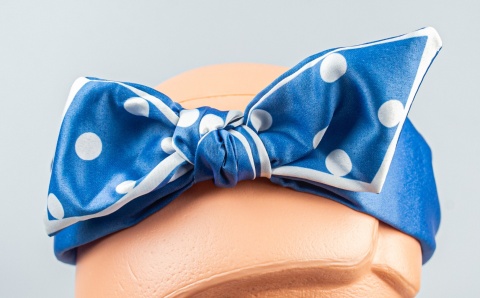 Jasnoniebieska opaska do włosów z kokardą i białymi grochami - MODA SANOK