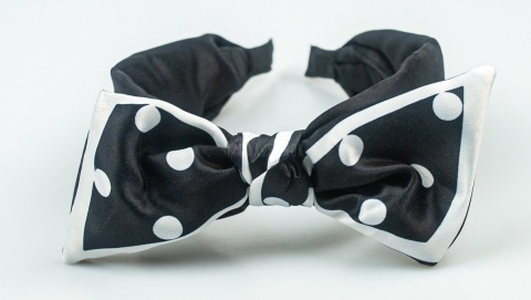 Czarna opaska do włosów z kokardą i białymi grochami - MODA SANOK