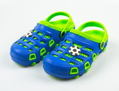 Zielono-niebieskie dziecięce kroksy z motywem piłki nożnej SUPER COOL - MODA SANOK