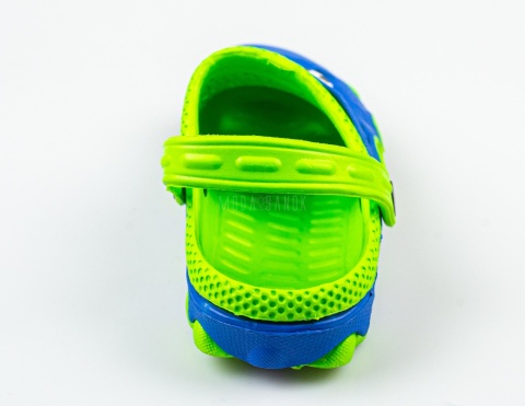 Zielono-niebieskie dziecięce kroksy z motywem piłki nożnej SUPER COOL - MODA SANOK