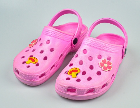 Różowe kroksy dziecięce z przypinkami - MODA SANOK