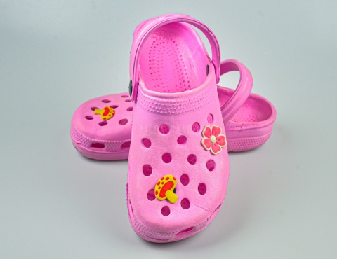 Różowe kroksy dziecięce z przypinkami - MODA SANOK