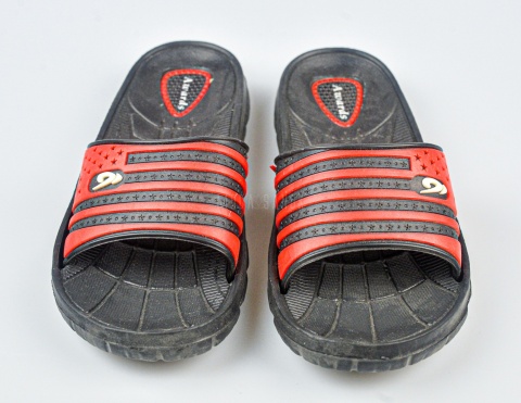 Czarno-czerwone klapki dziecięce na basen -MODA SANOK