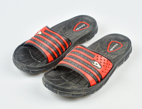 Czarno-czerwone klapki dziecięce na basen -MODA SANOK