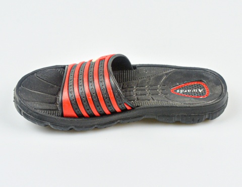 Czarno-czerwone klapki dziecięce na basen -MODA SANOK