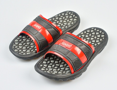 Czarne klapki dziecięce z czerwonym akcentem AXIM - MODA SANOK