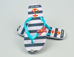 Japonki dziecięce piankowe w czarno-białe paski z wzorem kotwicy SUPER GEAR-MODA SANOK