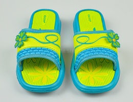 Klapki basenowe dziewczęce seledynowo-niebieskie z ozdobnym kwiatkiem AXIM-MODA SANOK