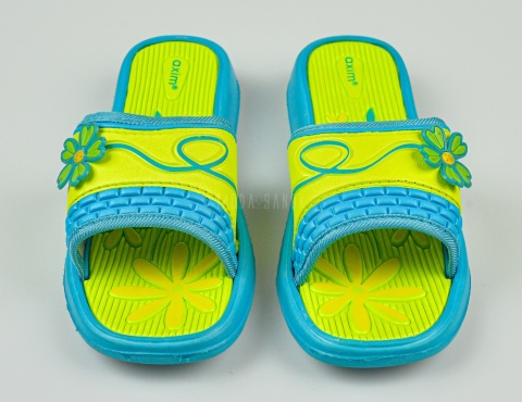 Klapki basenowe dziewczęce seledynowo-niebieskie z ozdobnym kwiatkiem AXIM-MODA SANOK