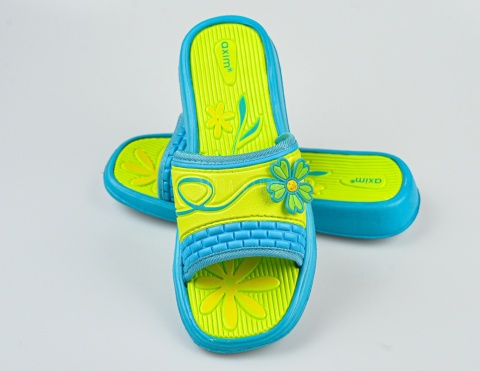 Klapki basenowe dziewczęce seledynowo-niebieskie z ozdobnym kwiatkiem AXIM-MODA SANOK