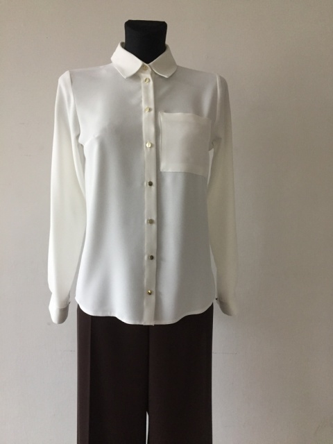 Damska jednokolorowa, biała elegancka koszula z długim rękawemy zapinana na złote guziczki PUR PURA - MODA SANOK