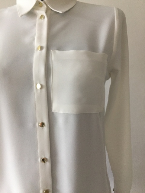 Damska jednokolorowa, biała elegancka koszula z długim rękawemy zapinana na złote guziczki PUR PURA - MODA SANOK