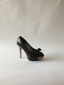 Czarne matowe , wysokie szpilki na platfornie z ozdobną kokardką i odkrytym palcem ekoskóra - MODA SANOK