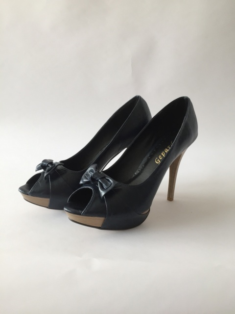 Granatowe matowe , wysokie szpilki na platfornie z ozdobną kokardką i odkrytym palcem ekoskóra - MODA SANOK