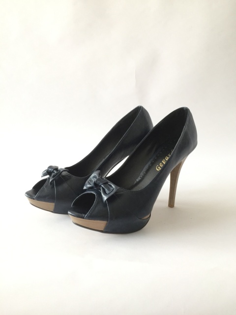 Granatowe matowe , wysokie szpilki na platfornie z ozdobną kokardką i odkrytym palcem ekoskóra - MODA SANOK