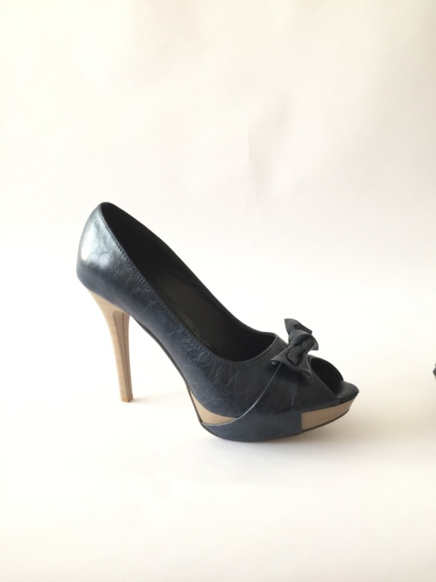 Granatowe matowe , wysokie szpilki na platfornie z ozdobną kokardką i odkrytym palcem ekoskóra - MODA SANOK