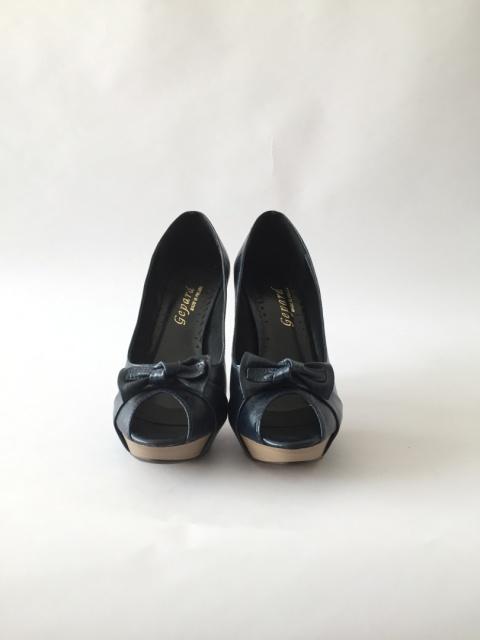 Granatowe matowe , wysokie szpilki na platfornie z ozdobną kokardką i odkrytym palcem ekoskóra - MODA SANOK