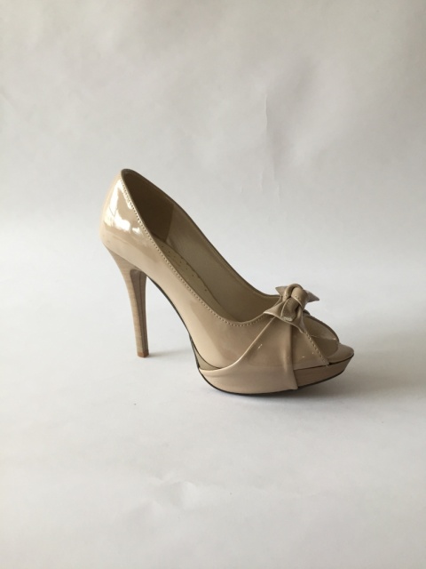 Beżowe lakierowane , wysokie szpilki na platfornie z ozdobną kokardką i odkrytym palcem ekoskóra - MODA SANOK