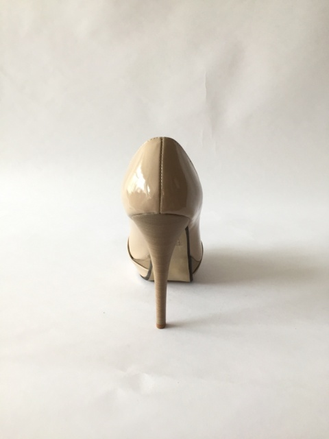 Beżowe lakierowane , wysokie szpilki na platfornie z ozdobną kokardką i odkrytym palcem ekoskóra - MODA SANOK