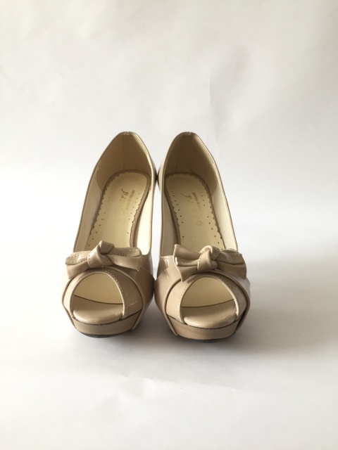 Beżowe lakierowane , wysokie szpilki na platfornie z ozdobną kokardką i odkrytym palcem ekoskóra - MODA SANOK