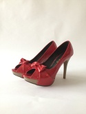 Czerwone lakierowane , wysokie szpilki na platfornie z ozdobną kokardką i odkrytym palcem ekoskóra - MODA SANOK