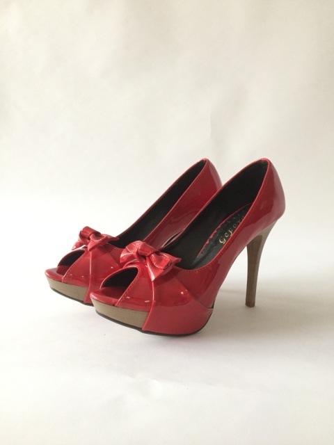 Czerwone lakierowane , wysokie szpilki na platfornie z ozdobną kokardką i odkrytym palcem ekoskóra - MODA SANOK